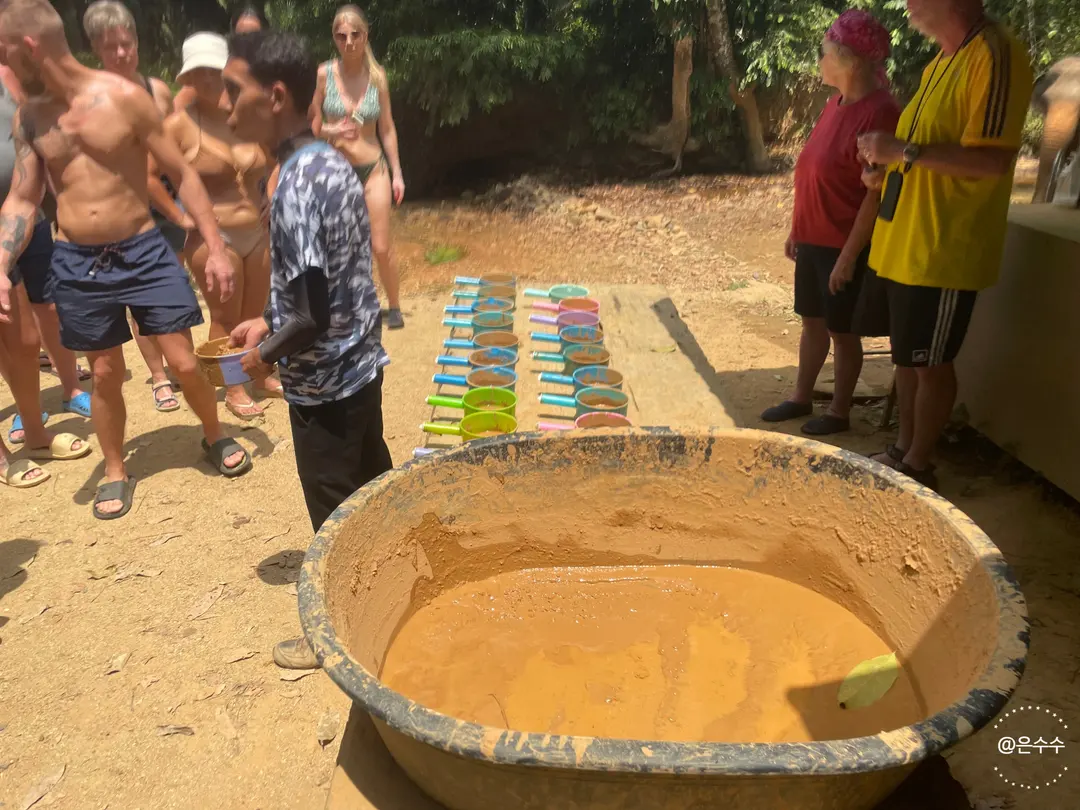 Preparing mud bath