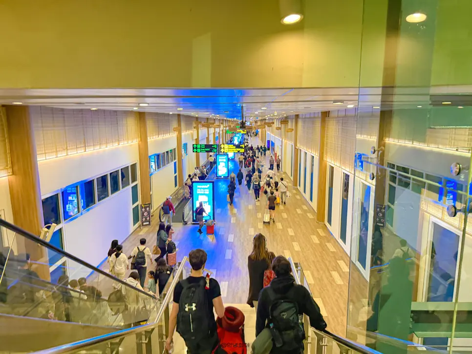 深夜のデンパサール空港