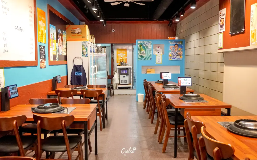 Ori Goomter dining area