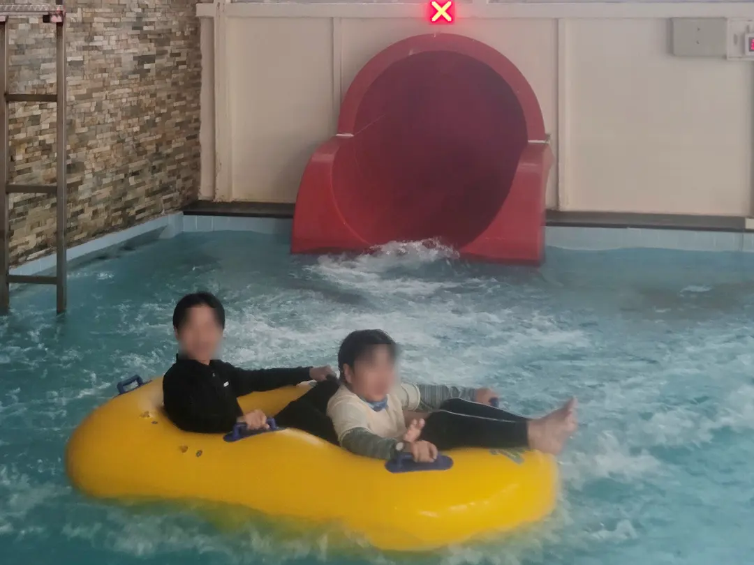 夏の暑さを吹き飛ばすプール