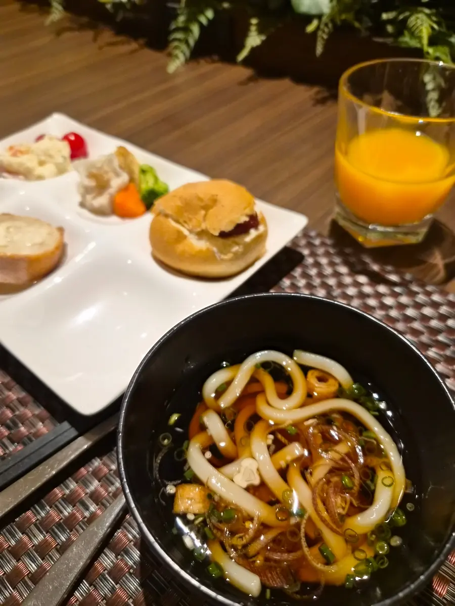 盛り付けた朝食
