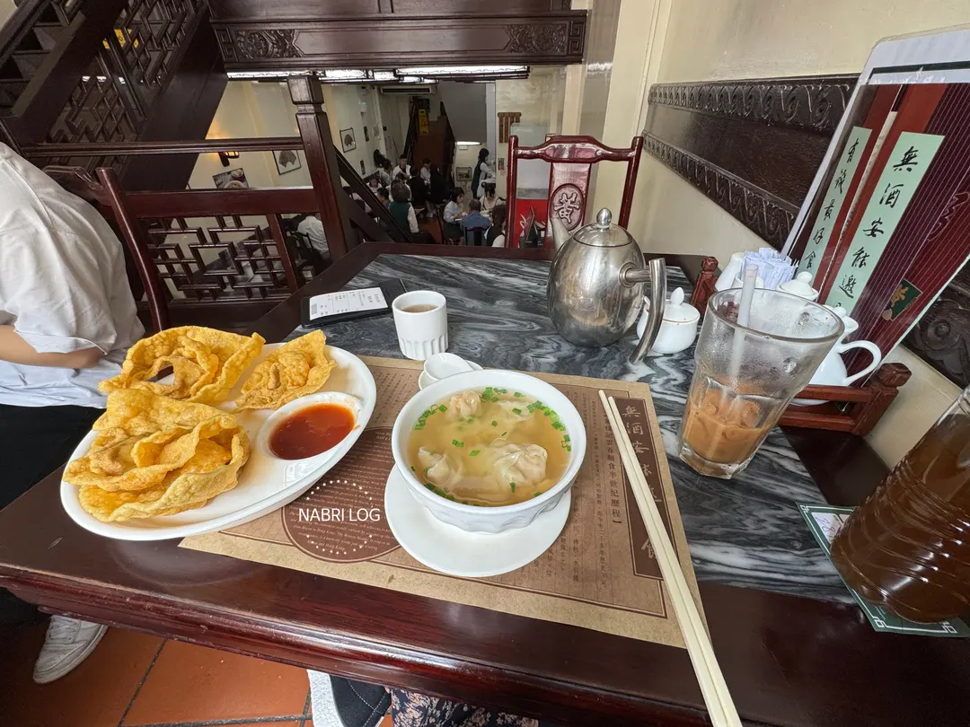 黄枝記の海老ワンタン麺と揚げワンタン
