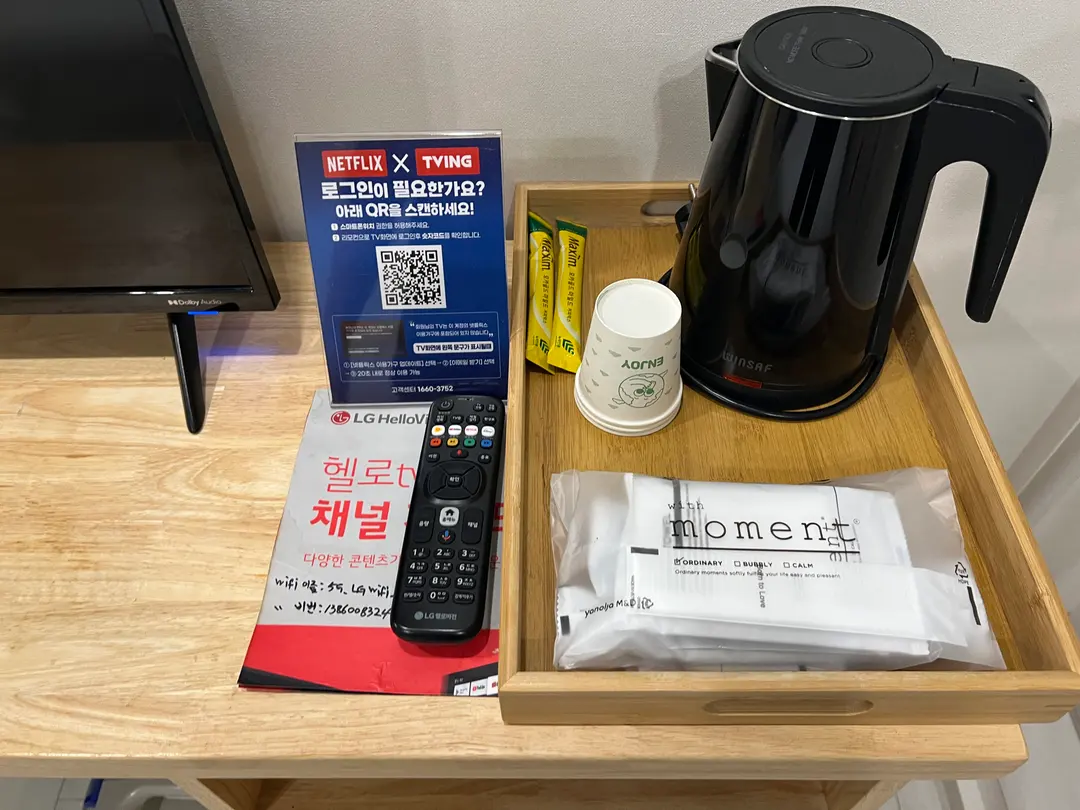 電気ケトルとコップ