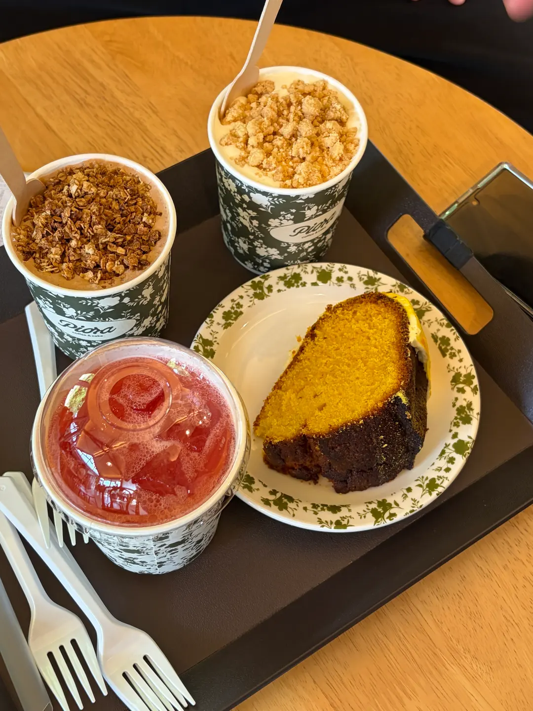 注文したドリンクとケーキ
