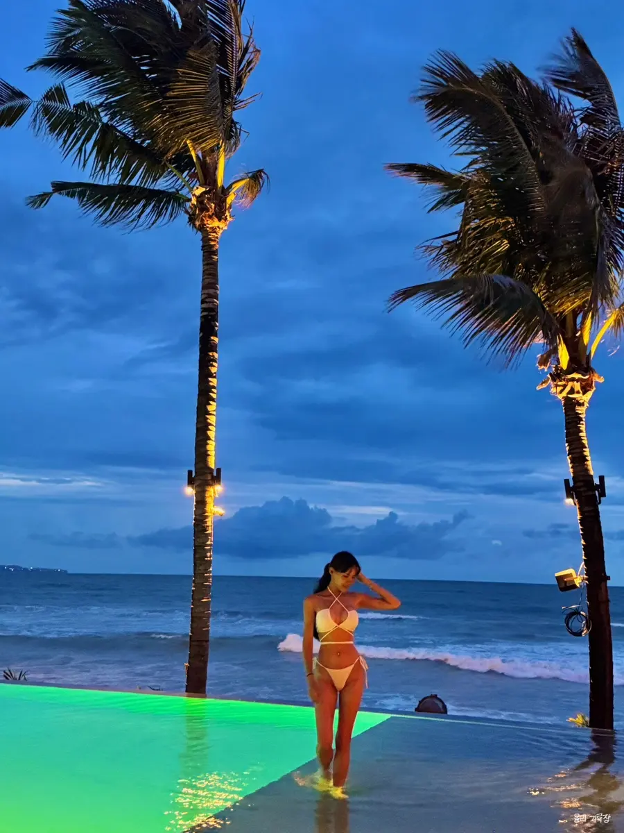 Poolside Bar Tables