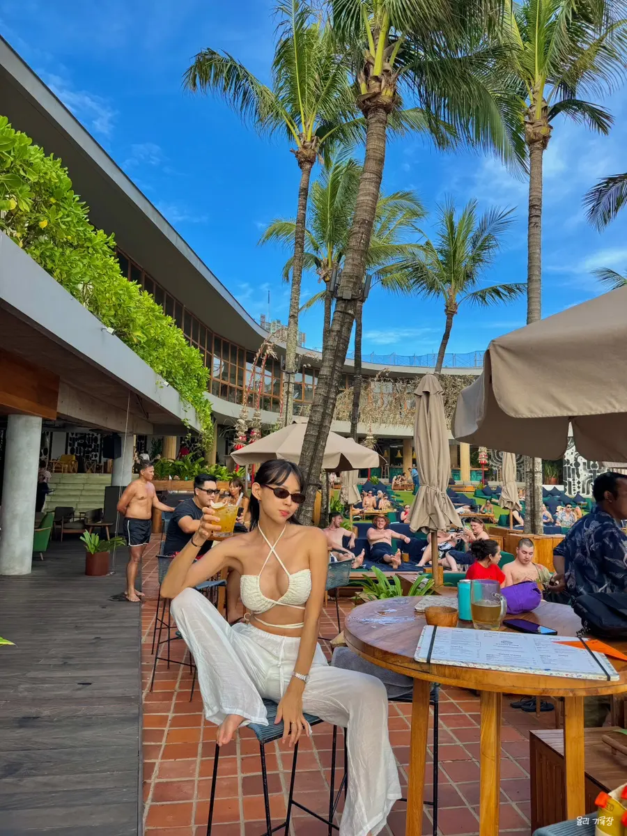 Enjoying the Poolside Table