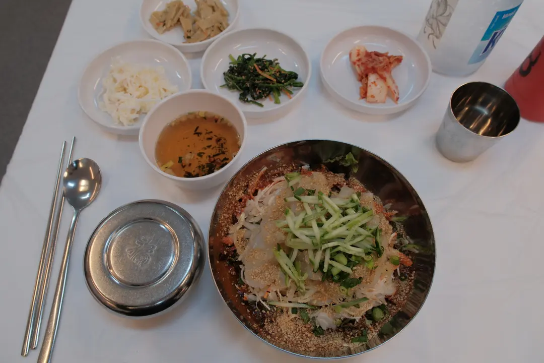 ข้าวหน้าปลาดิบเสิร์ฟพร้อมซุป