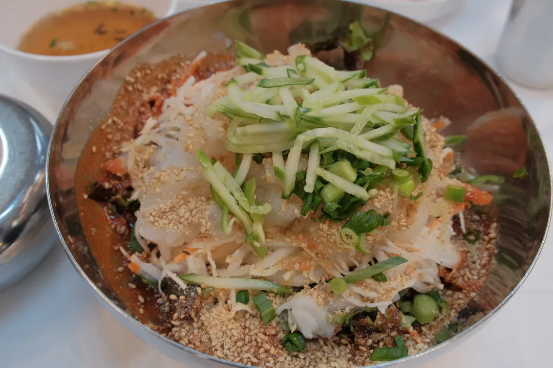 ข้าวหน้าปลาดิบถ้วยโต