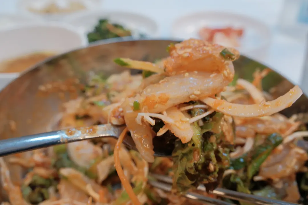 ข้าวหน้าปลาดิบคลุกซอสโชโกชูจัง