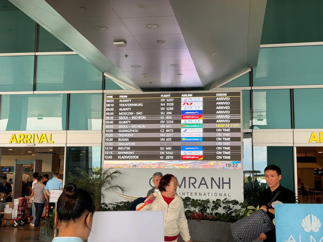 คนต่อแถว ตม. แน่นมาก