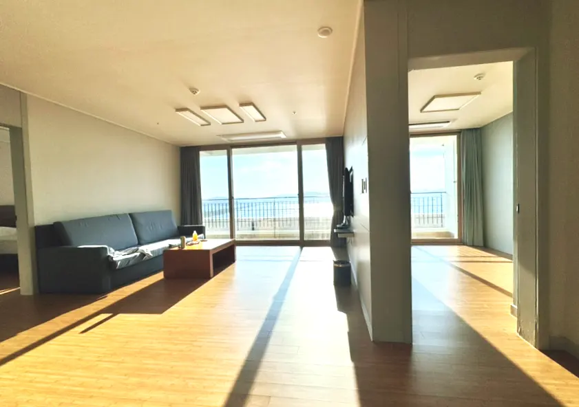 The 34-pyeong (~1,200 sq ft) suite has a two-room layout, perfect for multi-family stays