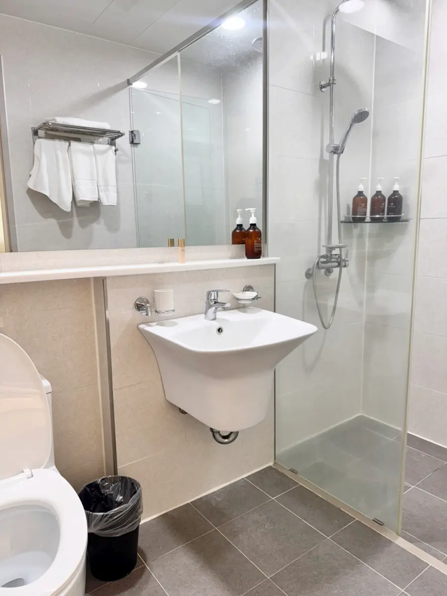 Goheung Sun Valley Resort | Two bathrooms for the two-room layout. No bathtub.