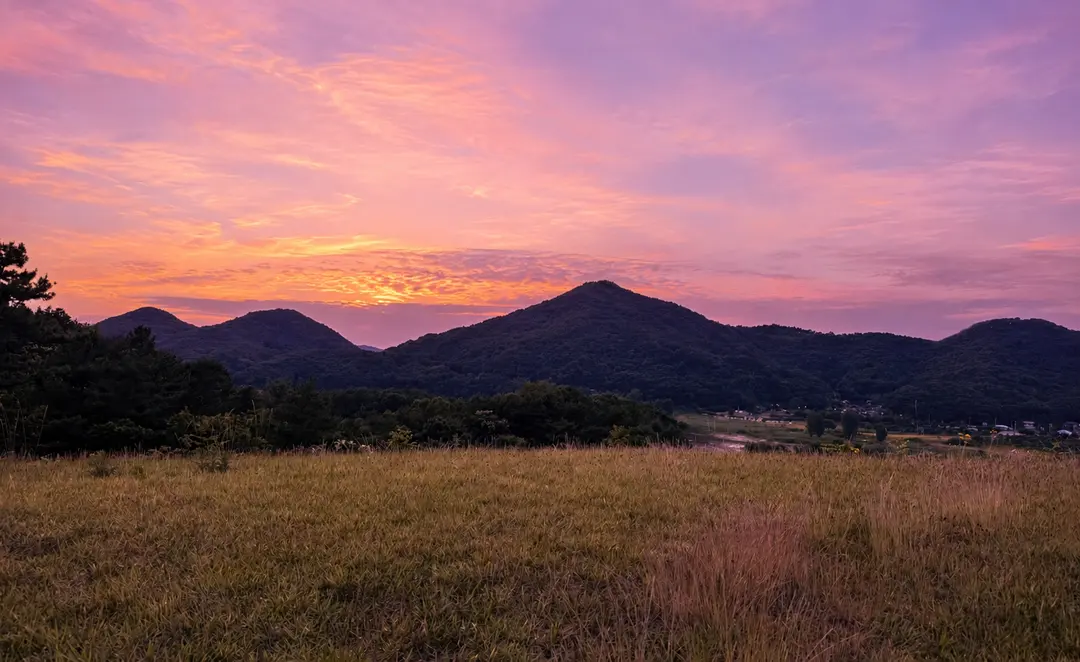 夕闇に包まれる金剛の風景