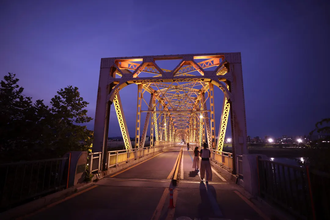 美しくライトアップされた金剛鉄橋
