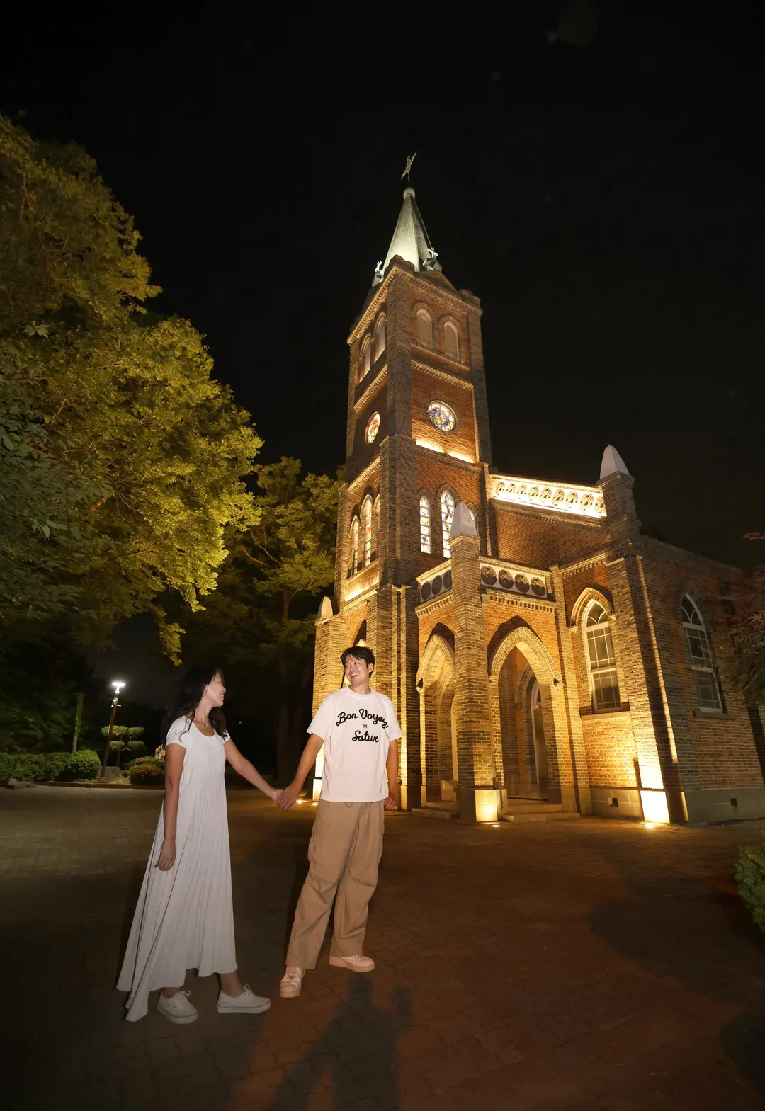 公州近現代史博物館の幻想的な夜の風景