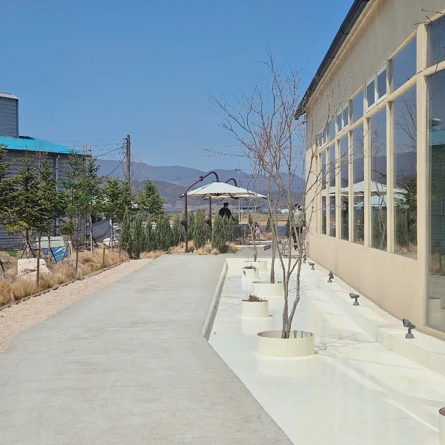 Outdoor water feature area