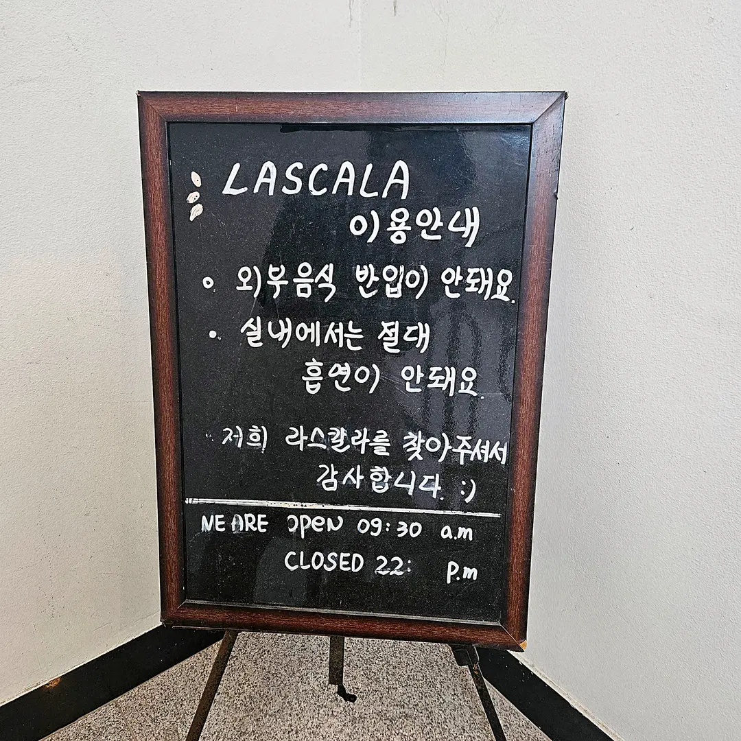 La Scala sign outside Mud Beach Hotel