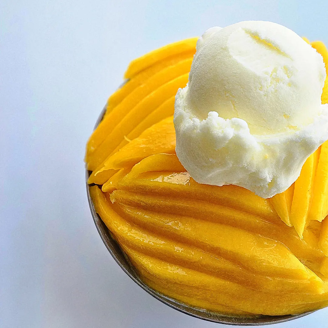 Perfectly presented mango bingsu