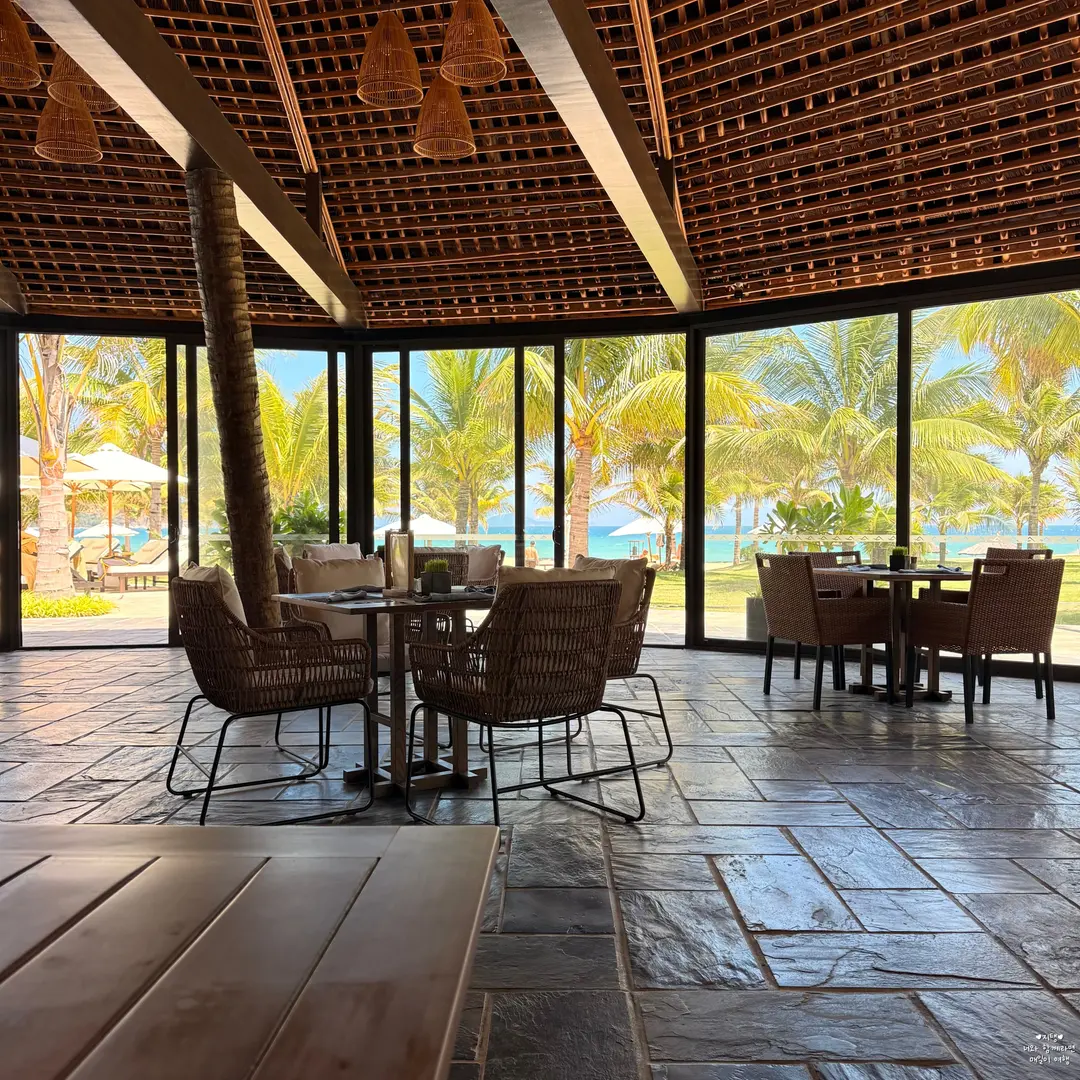 Poolside seating