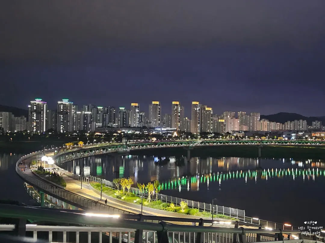 สะพานอีอึงตอนกลางคืนเปิดไฟสวยงาม