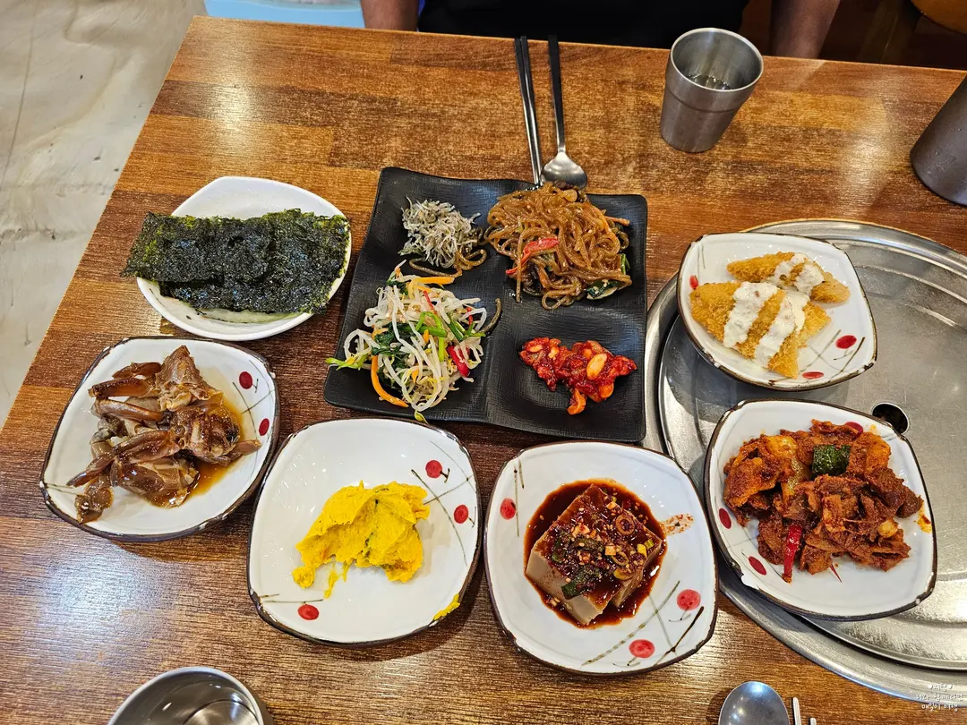 There are so many side dishes available at the self-serve bar.