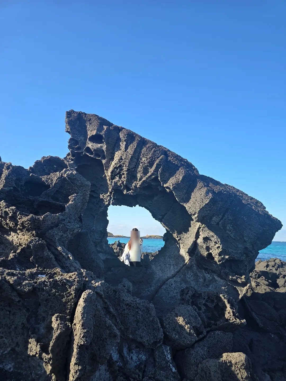 Taking photos through the natural window of Changkkom Rock