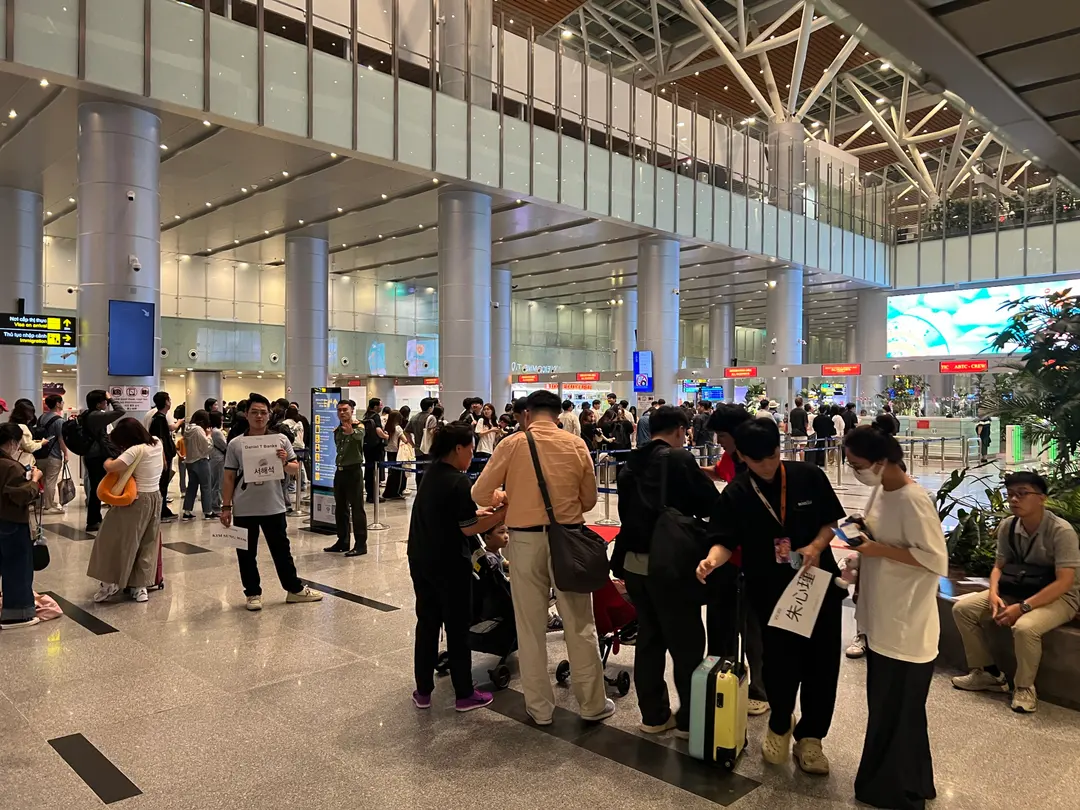 峴港機場快速通關舉牌人員