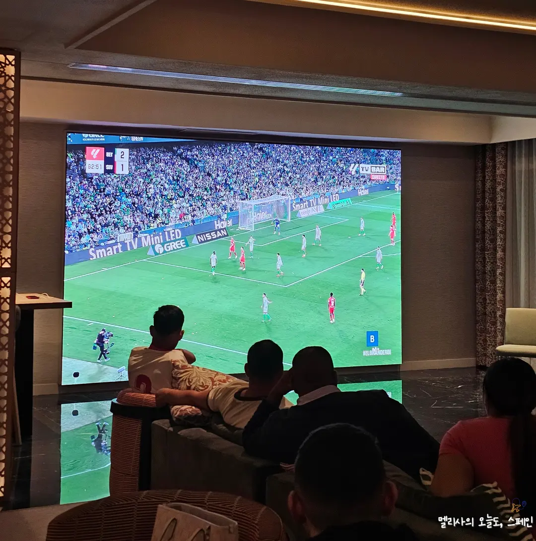 ホテルに戻るとロビーでもサッカーが放映されていた