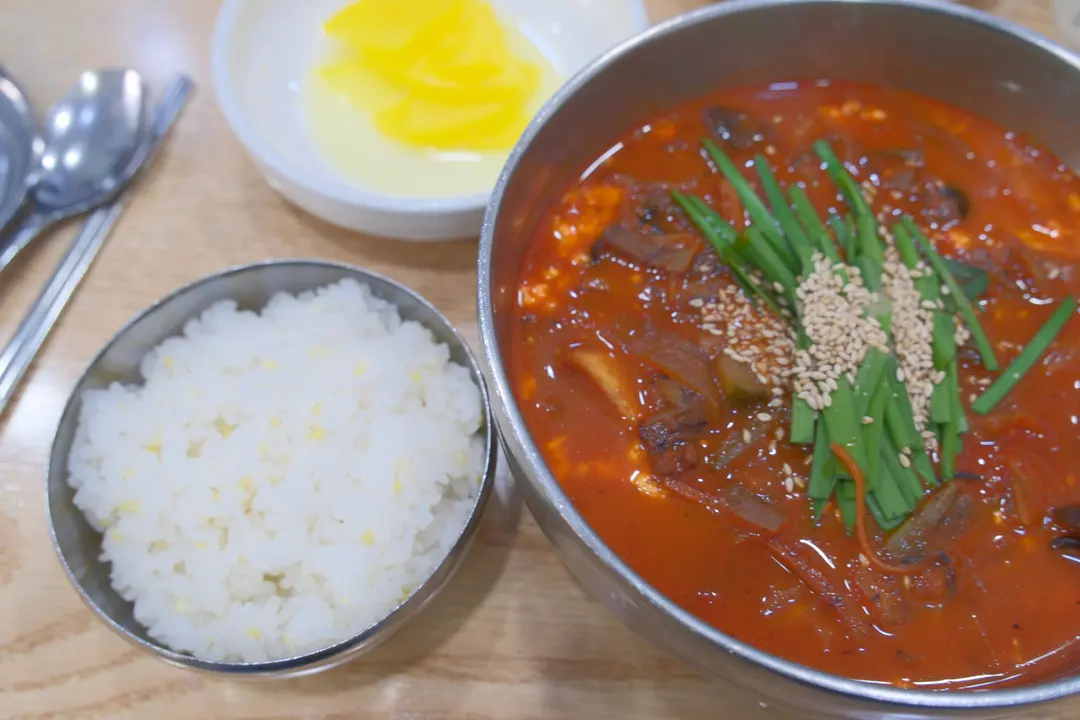 スープに絡むふわふわの純豆腐