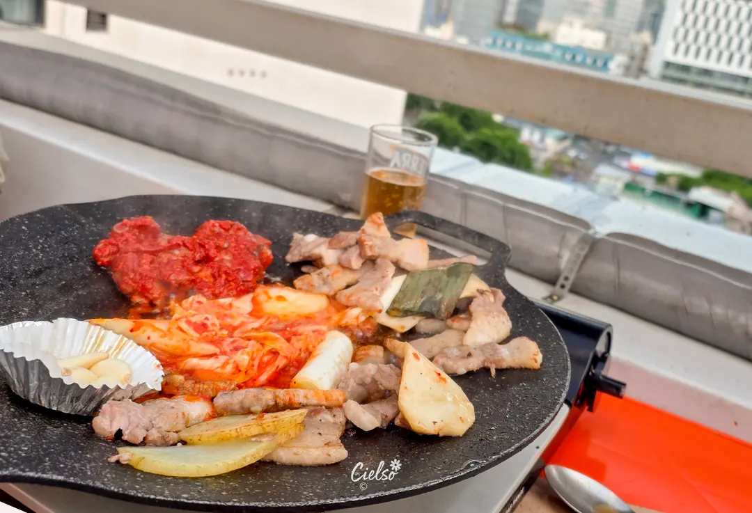 ปลาหมึกรสเผ็ดเคียงคู่หมูย่าง