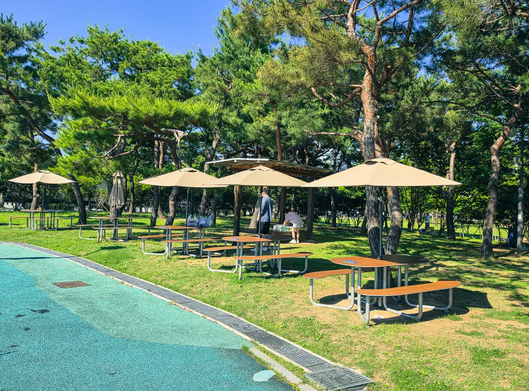 Umbrella tables and benches