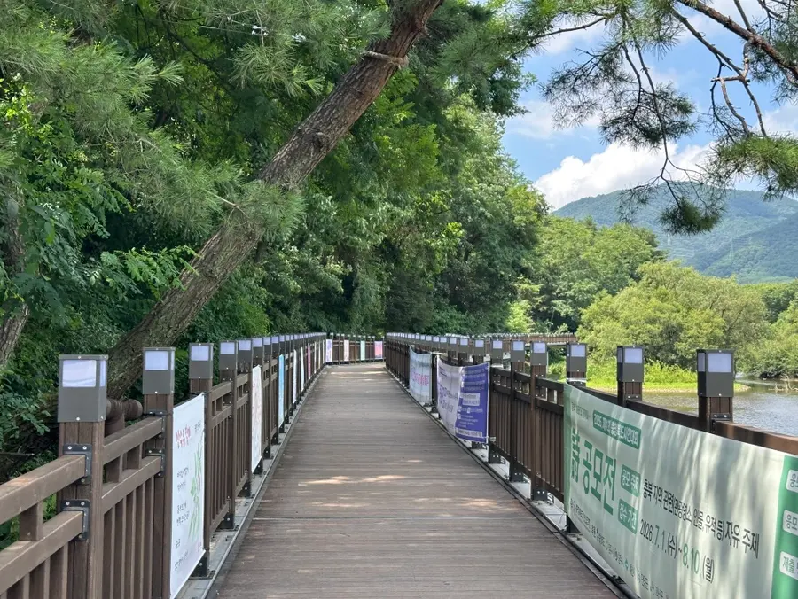 Rest area along the reservoir