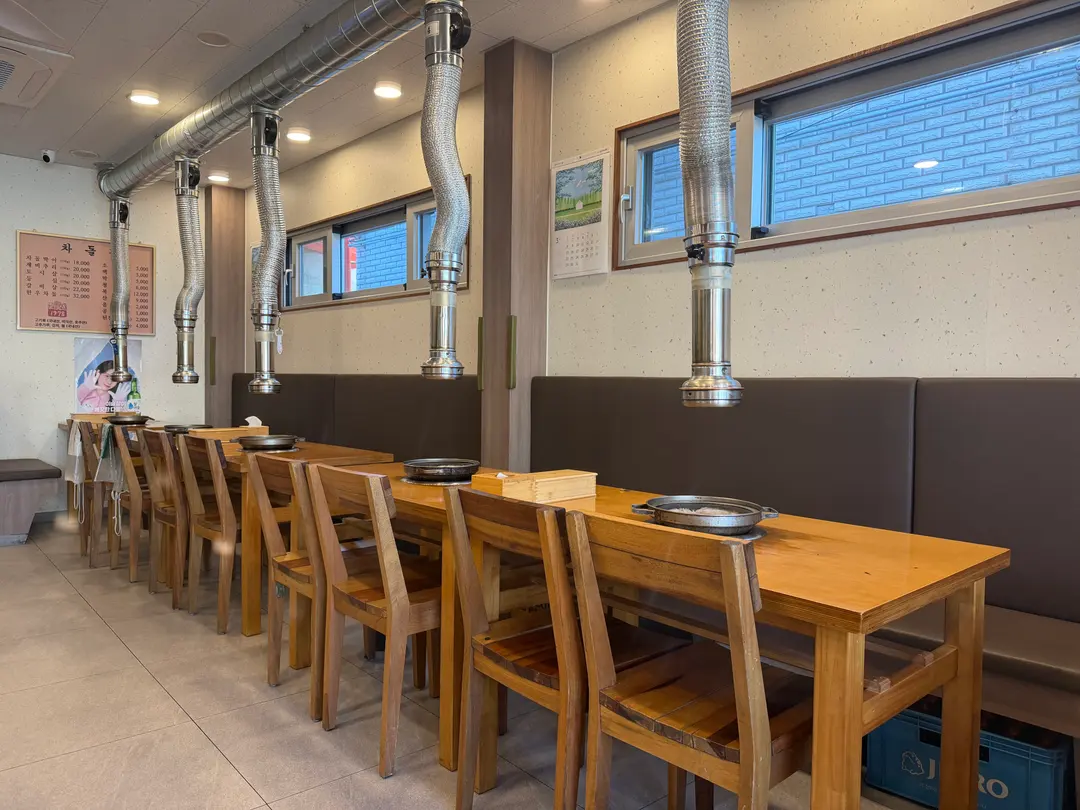 Spacious seating inside Chadoljib