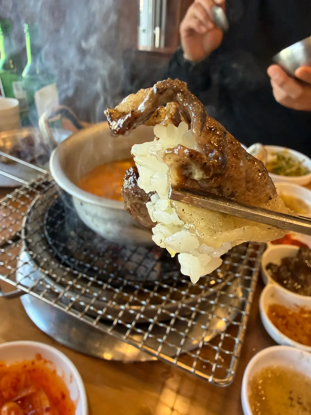 Wrapping warm rice in grilled beef brisket