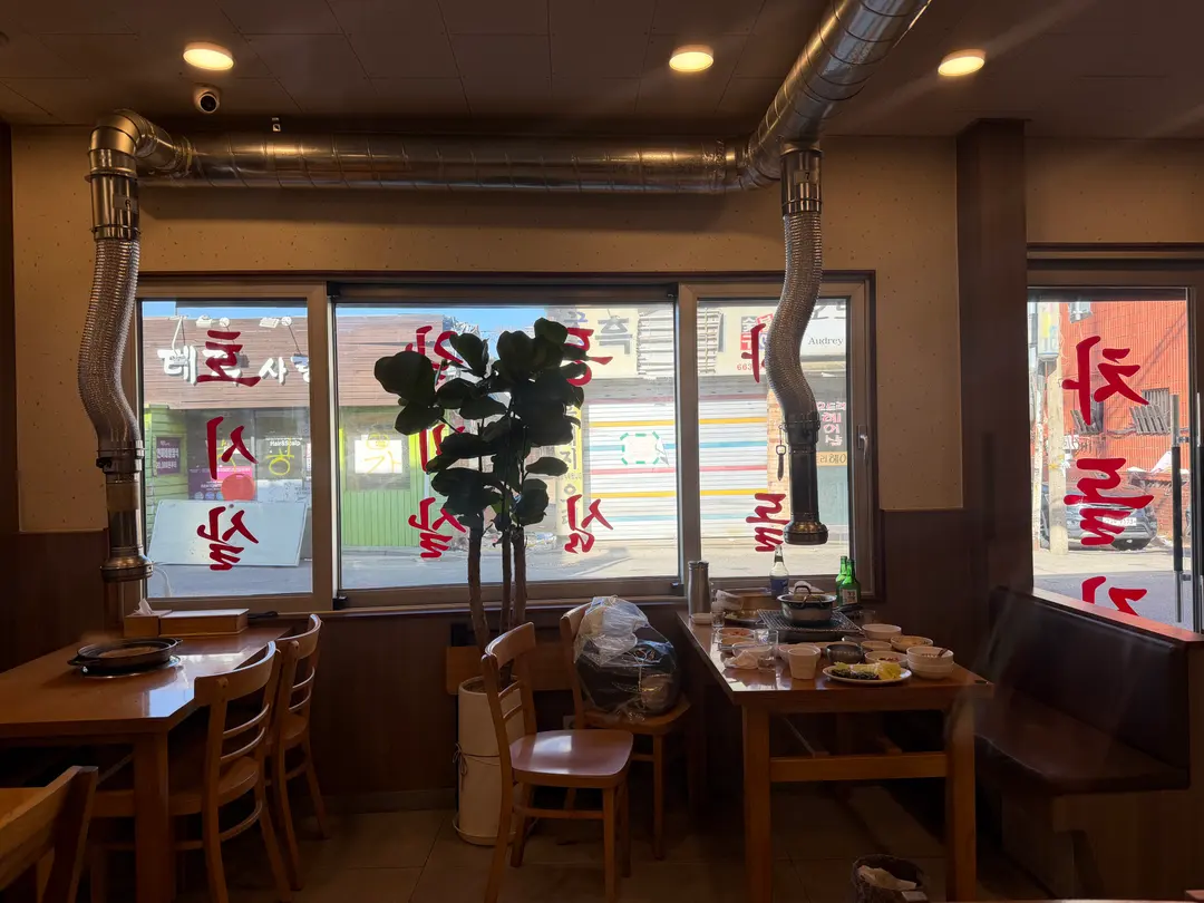 Cozy window seat at Chadoljib