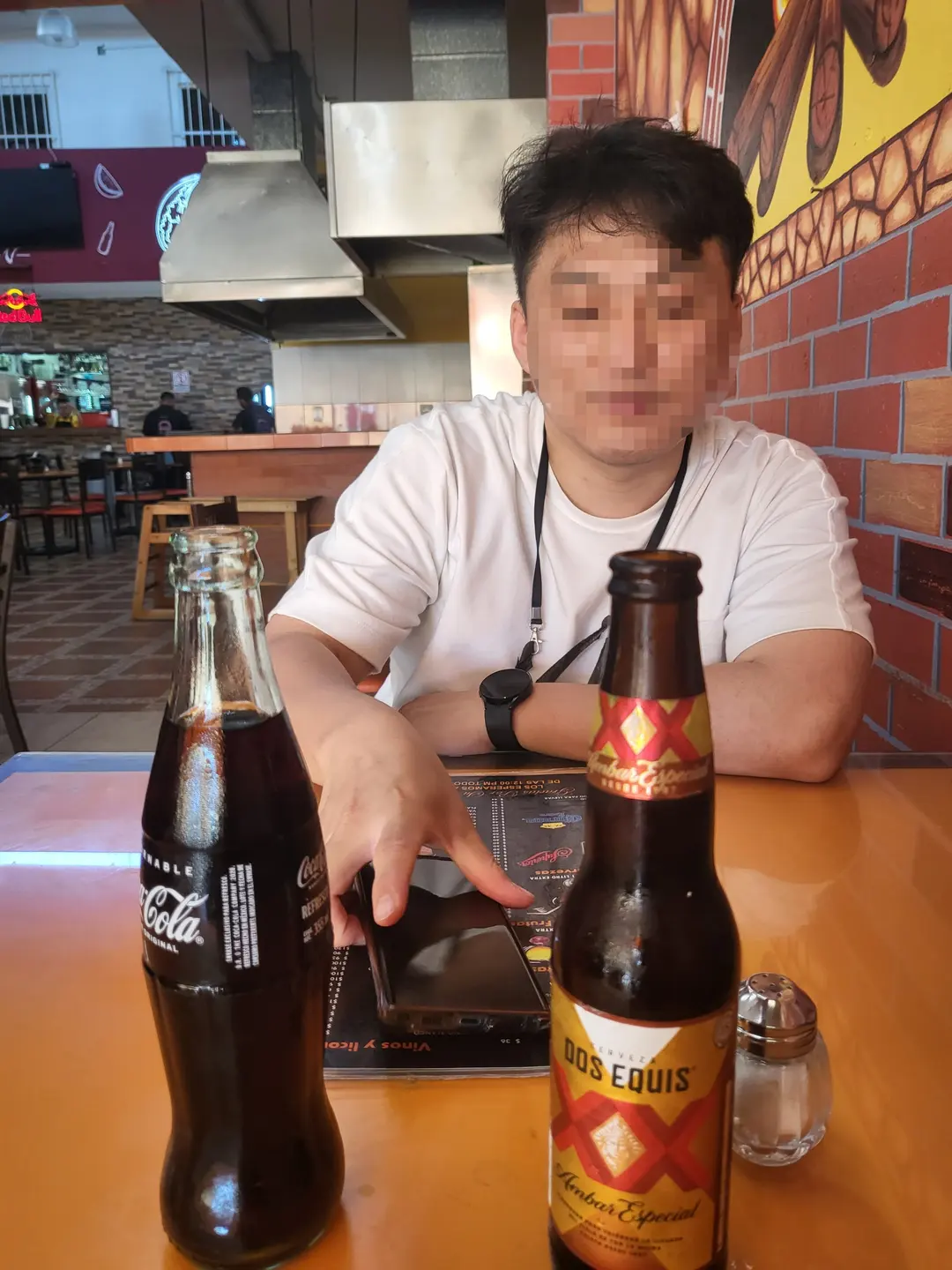 우나 꼴라 우나 세르베싸 뽀르파보르!