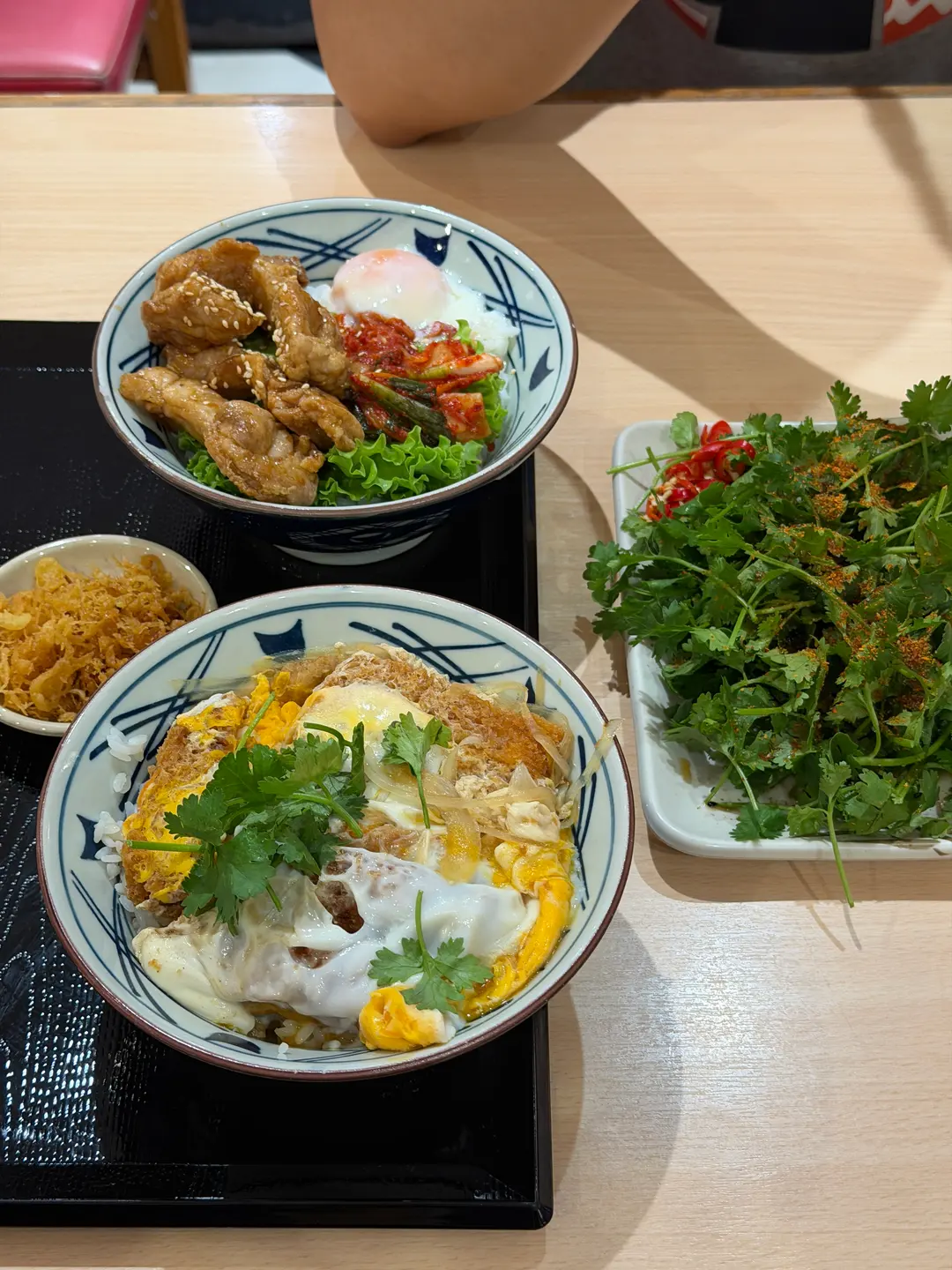 คัตสึด้งและข้าวหน้าไก่ทอด