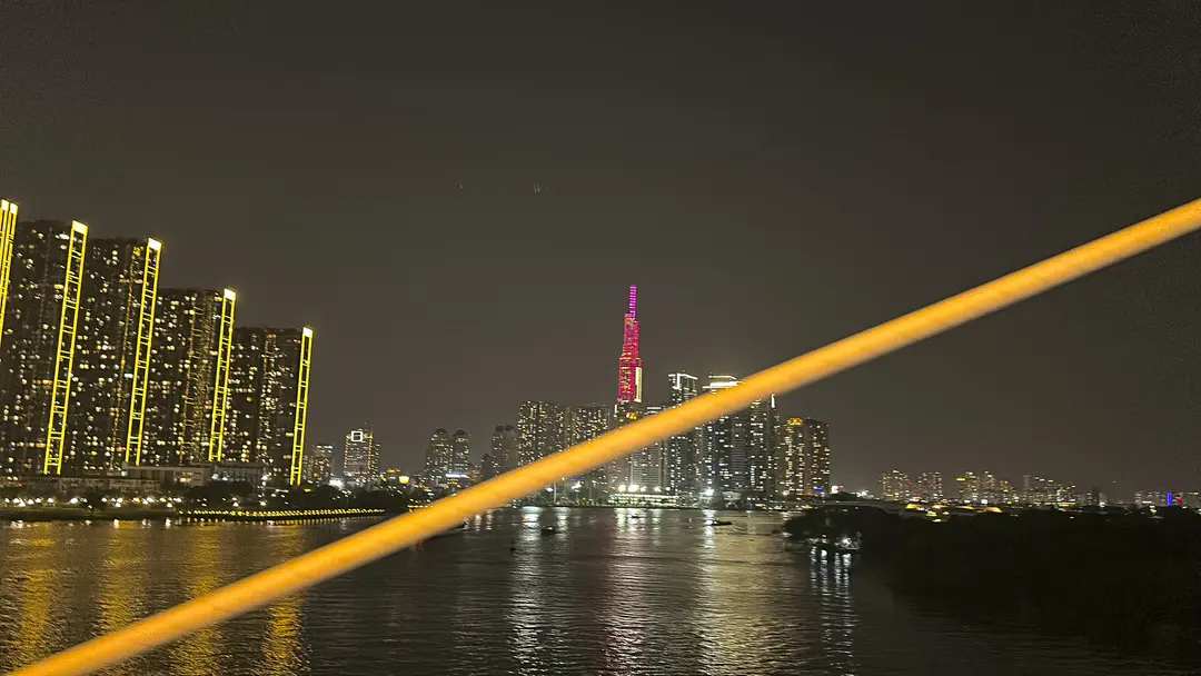 遠くに見えるランドマーク81