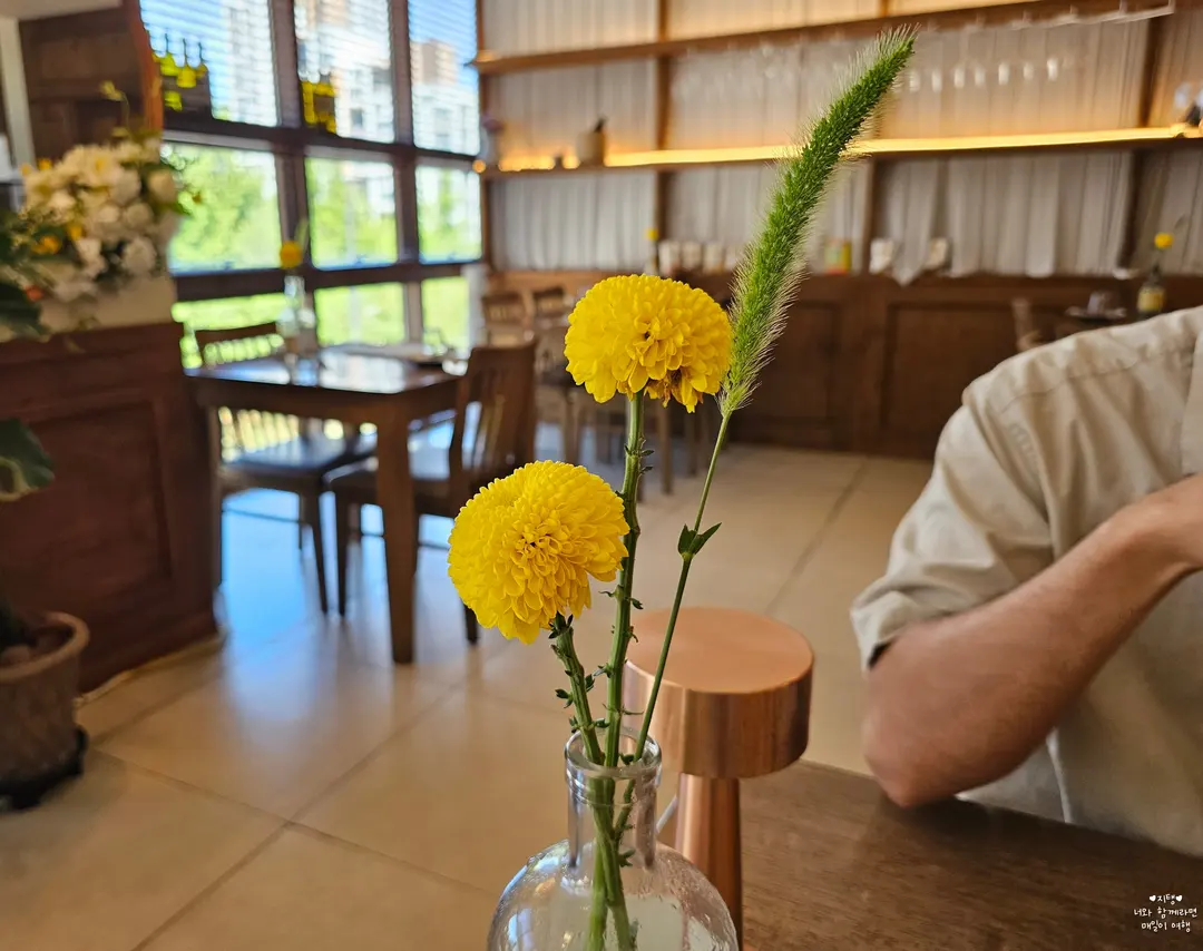 Window seating and flowers