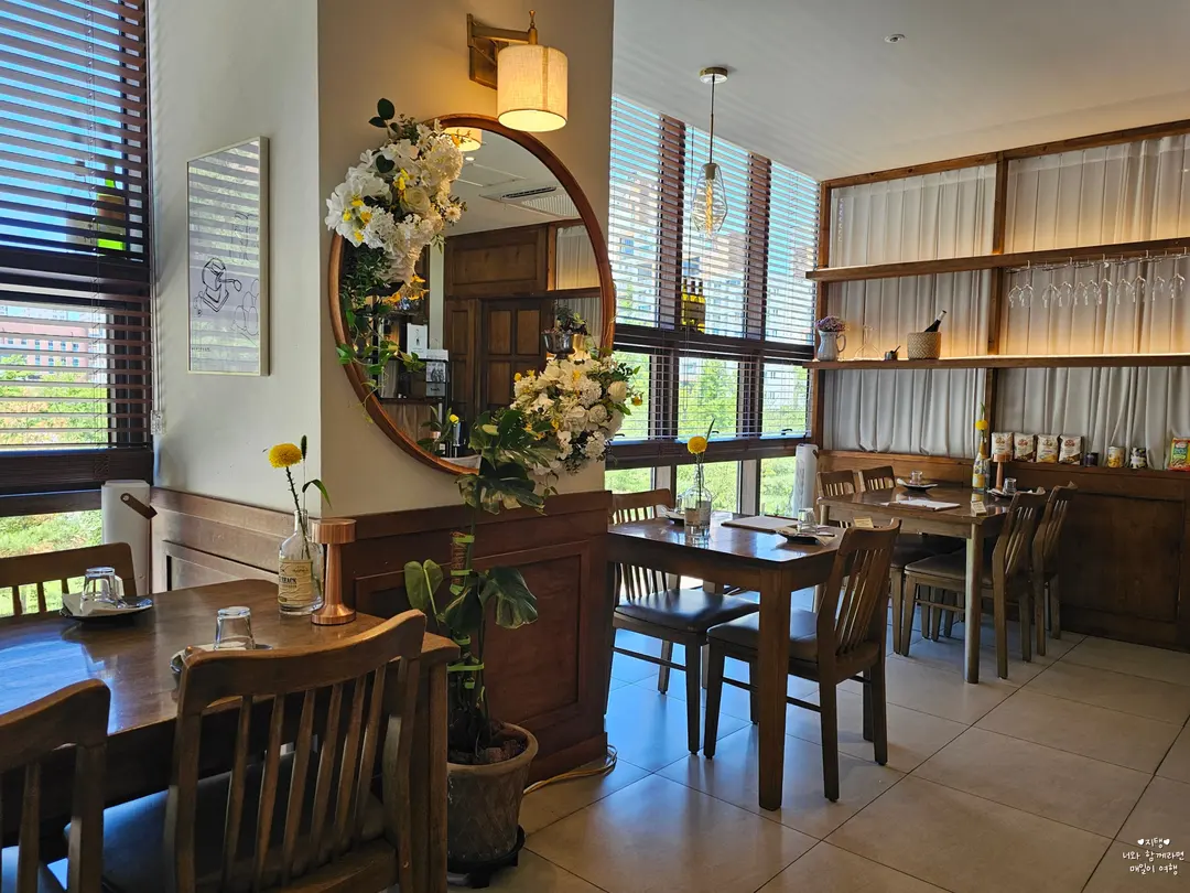 Beautiful interior of Table Lay
