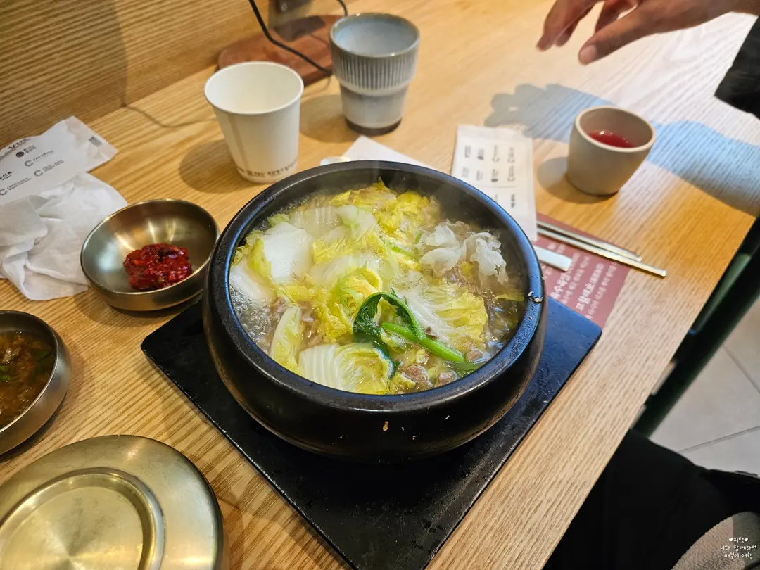 เนื้อสไลด์และผักอัดแน่นในหม้อออบกทัง
