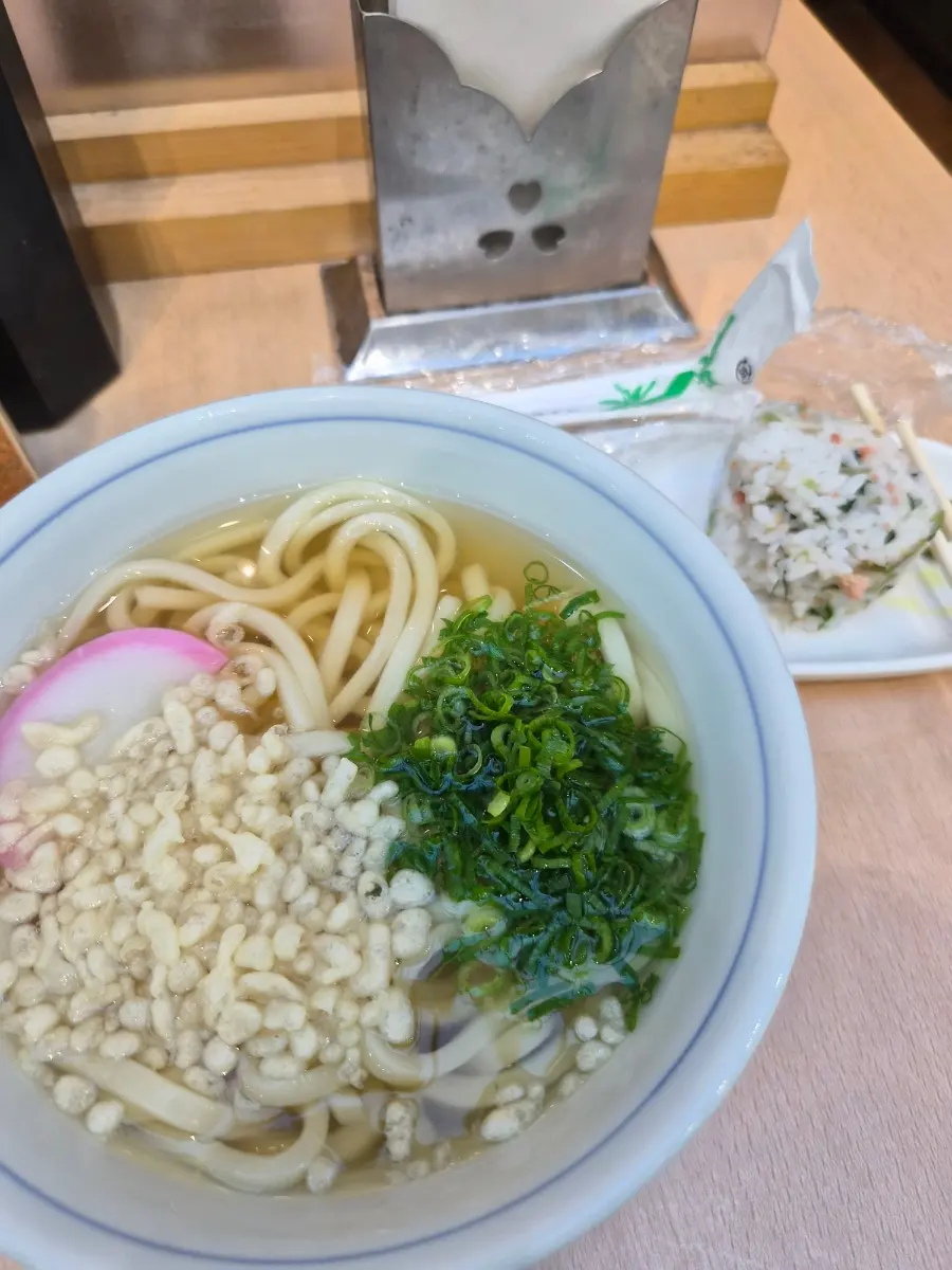 松山空港のレストランでうどん