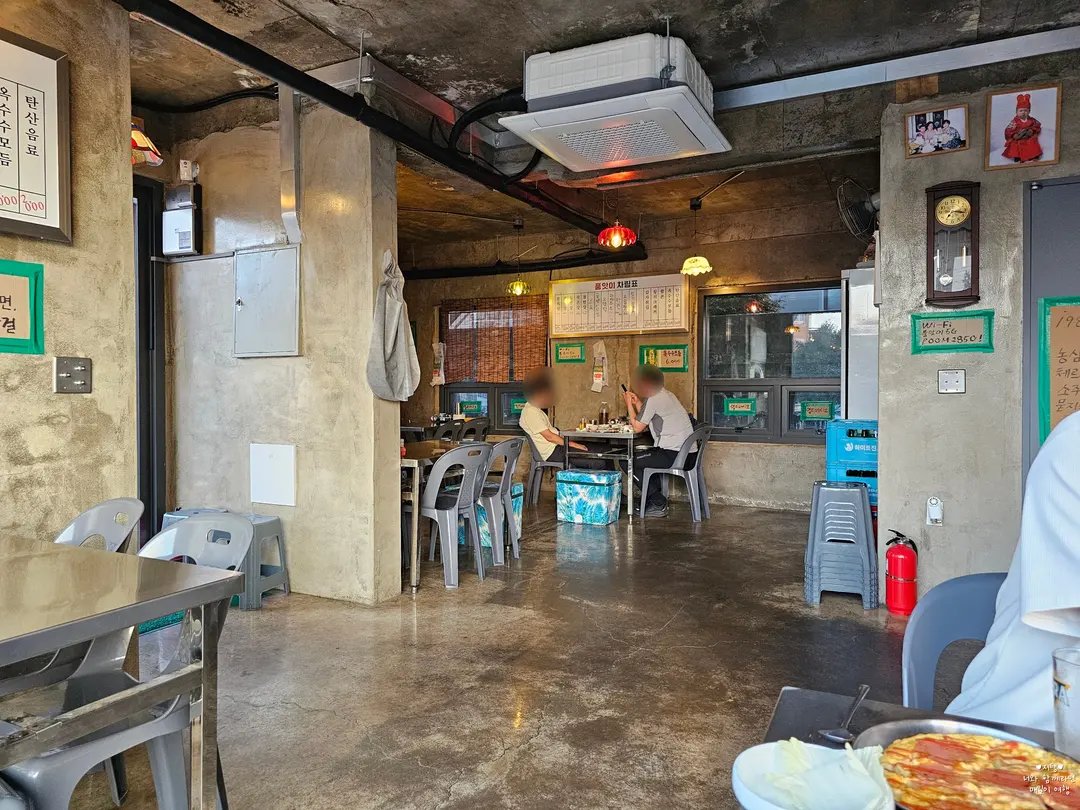 저기 안쪽에도 손님 몇 테이블 있었음!