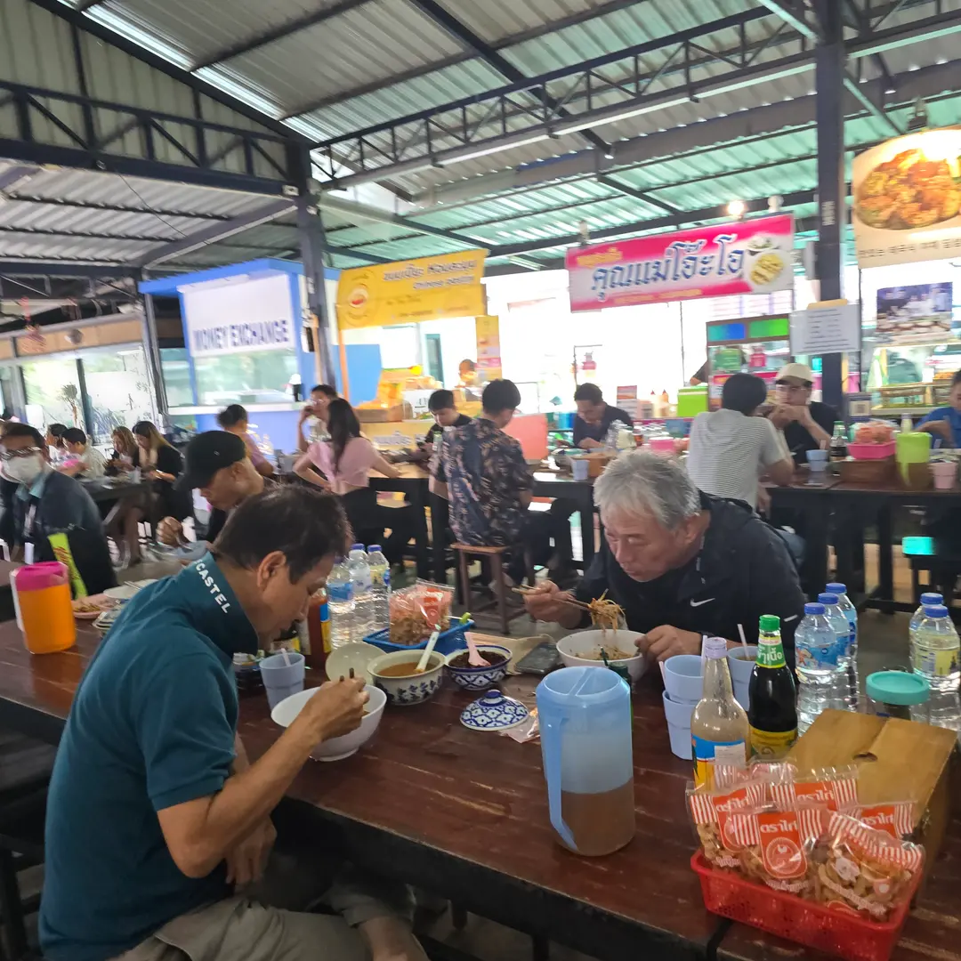 บรรยากาศตลาดนัดในร้าน