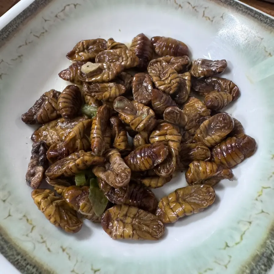 Boiled silkworm pupae