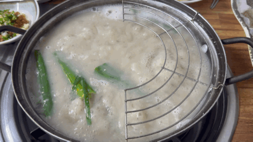 Adding vegetables to broth
