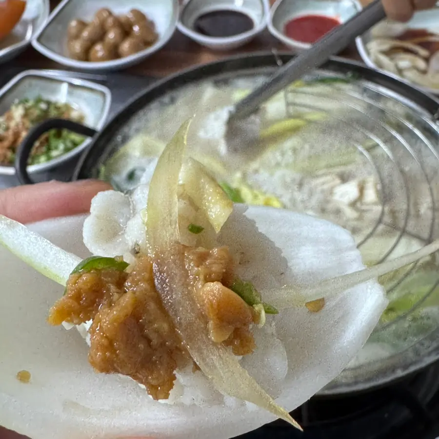 Eating Hamo on raw onion