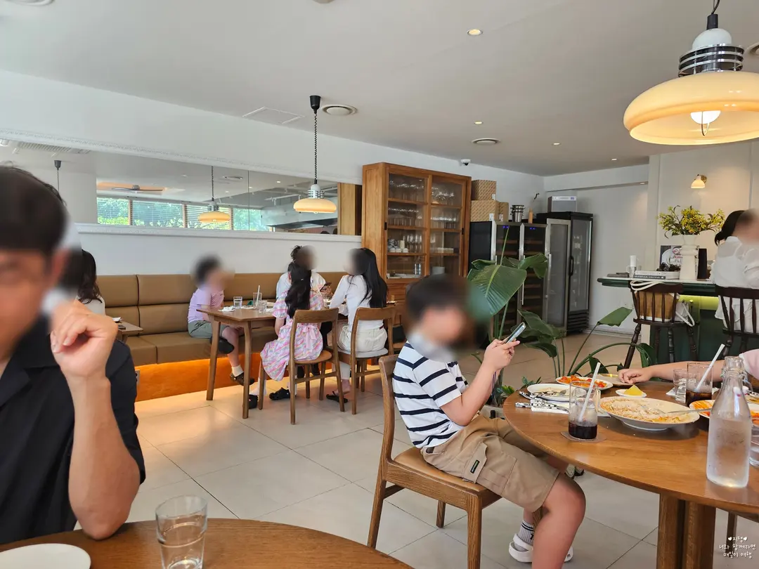 A popular Jeju Nohyeong-dong restaurant for families
