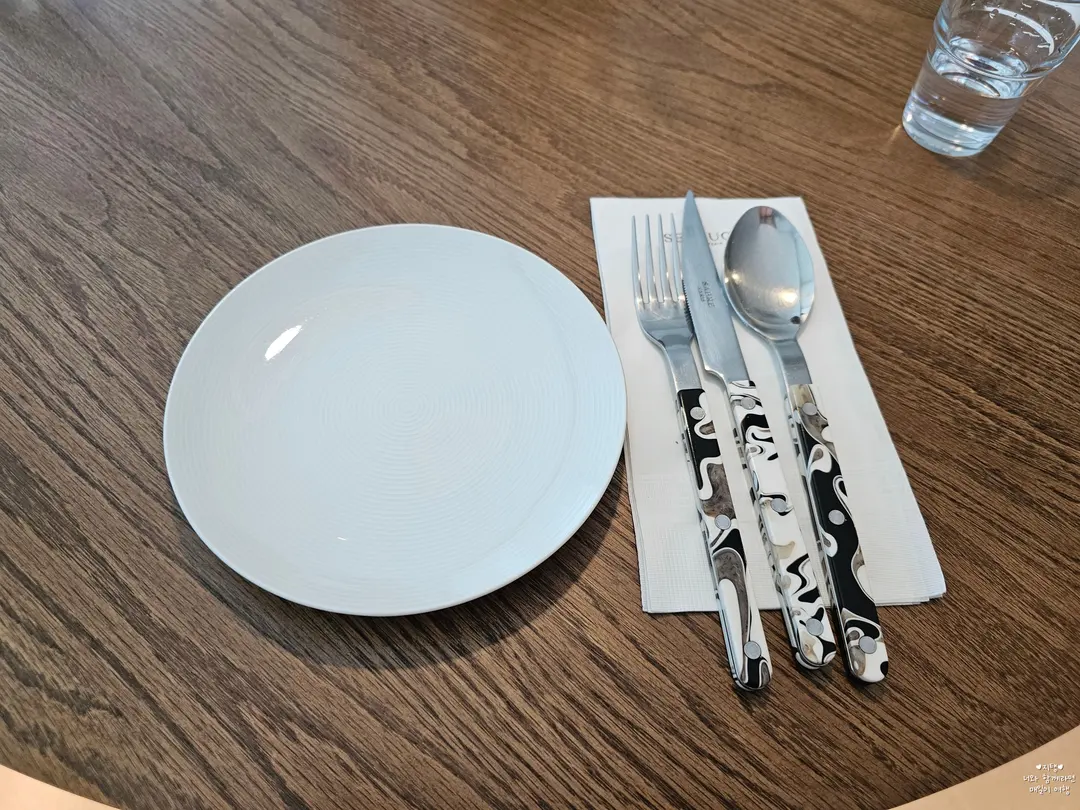 Waiting endlessly for the food to arrive..