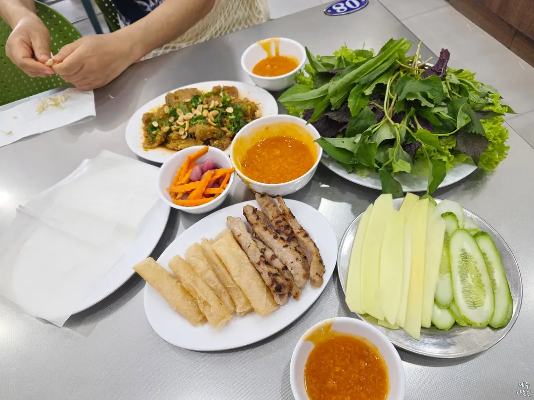 얼심히 생마늘부터 까는 찐 한국인 엄마